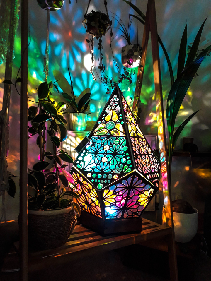 Buntglas Style LED Tischlampe - LumiAura | Karnz
