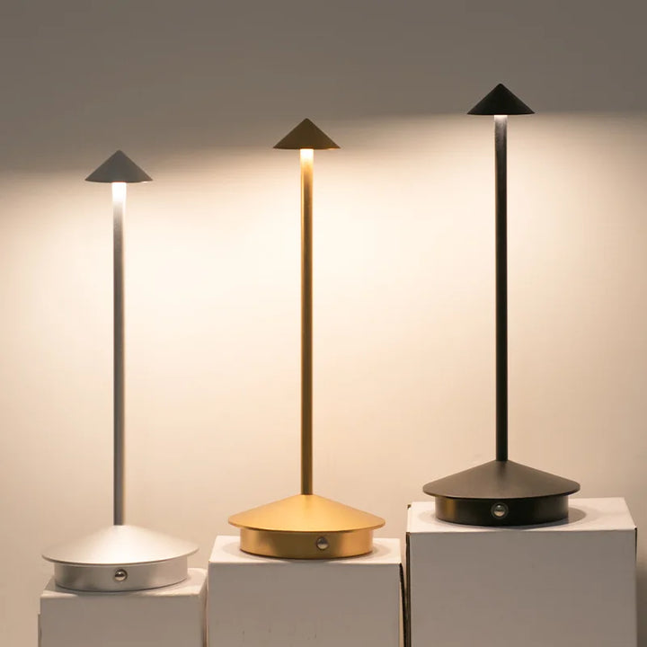 Drei LED-Lampen auf Tisch mit minimalistischem Design und Hintergrundbeleuchtung