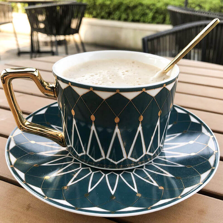 Quadratischer Kaffeebecher mit Retro-Muster