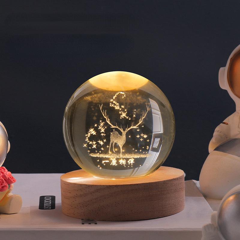 Leuchtende Kristallkugel mit LED – Dekorative 3D-Glaskugel mit Galaxie-Design und Holzsockel | Karnz