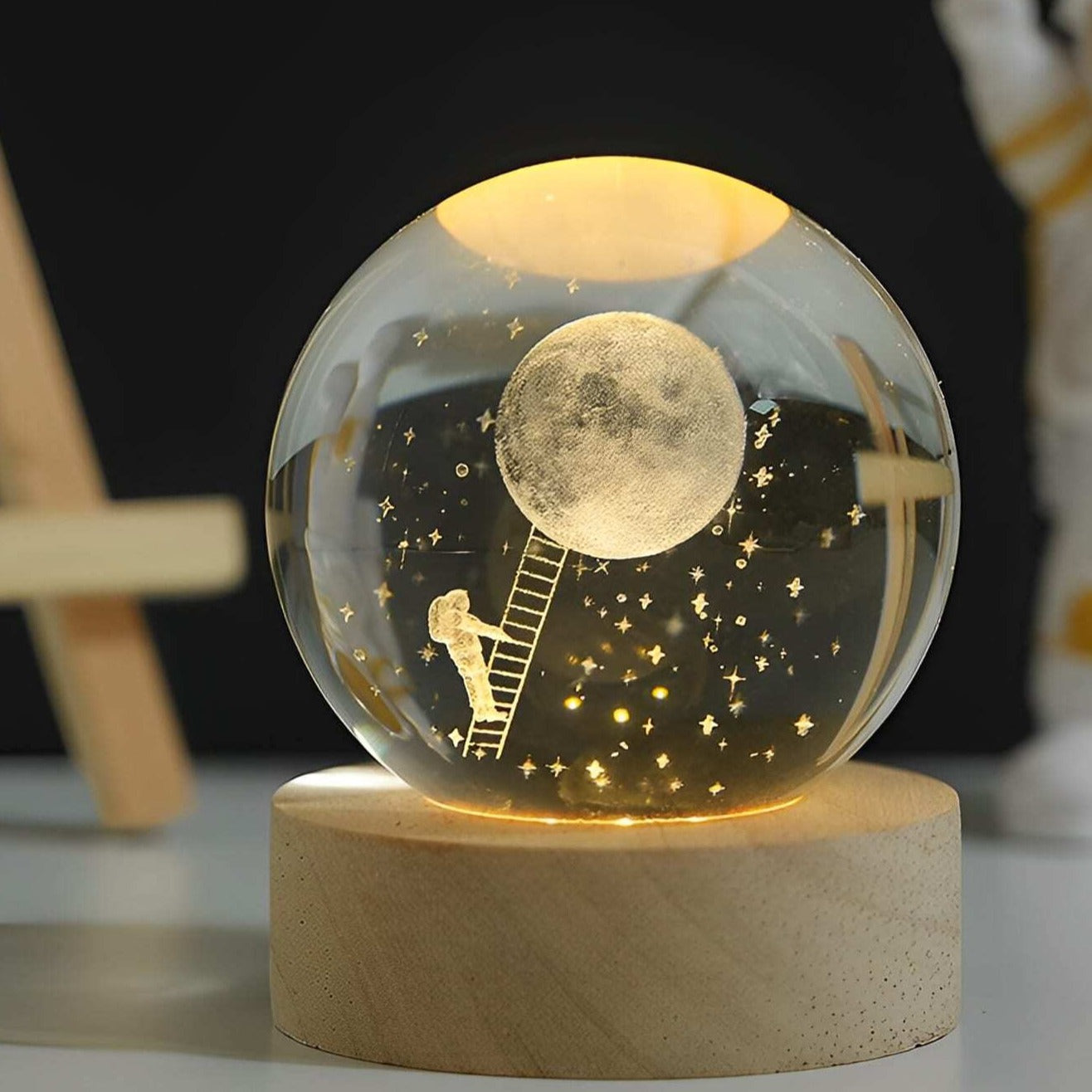 Leuchtende Kristallkugel mit LED – Dekorative 3D-Glaskugel mit Galaxie-Design und Holzsockel | Karnz