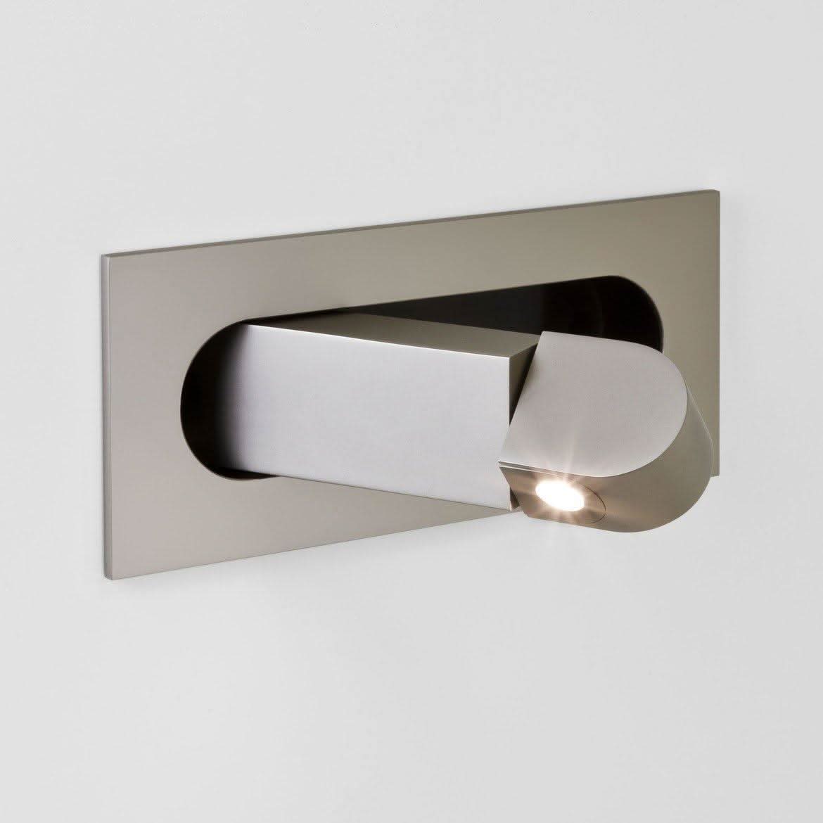 Verstellbare LED-Wandleseleuchte am Bett