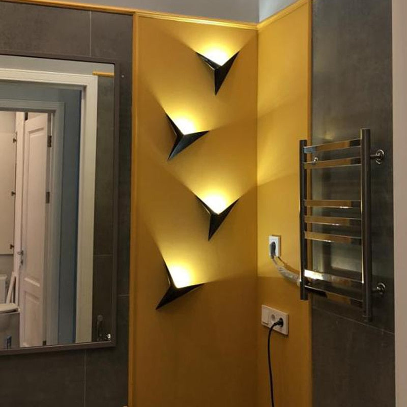 Minimalistische Dreieckige LED Wandleuchte | Modernes Design in Schwarz/Weiß | Perfekt für Wohnzimmer und Badezimmer | Karnz