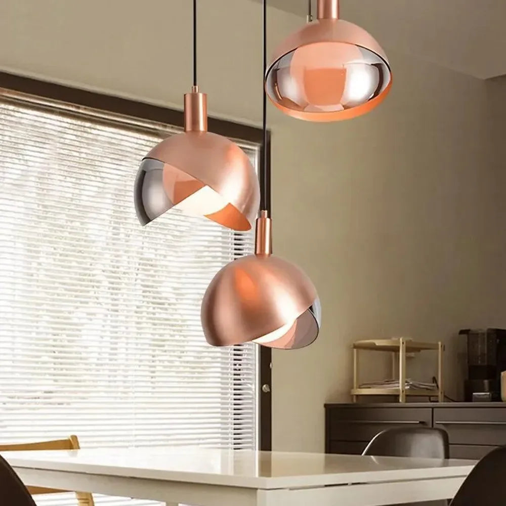 Moderne goldene Pendelleuchten für Esszimmer und Küche, elegantes Design mit Kugelleuchten | Karnz