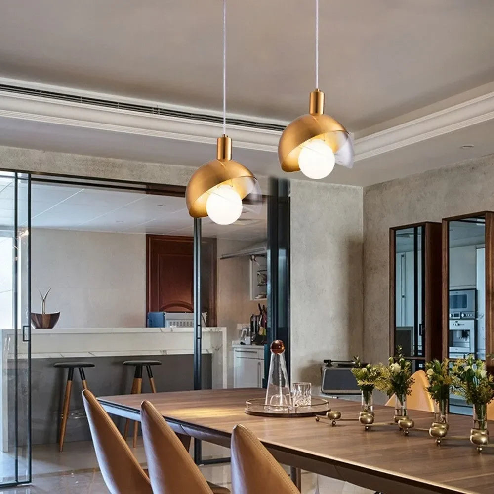 Moderne goldene Pendelleuchten für Esszimmer und Küche, elegantes Design mit Kugelleuchten | Karnz