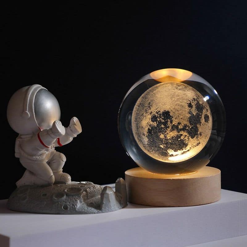 Leuchtende Kristallkugel mit LED – Dekorative 3D-Glaskugel mit Galaxie-Design und Holzsockel | Karnz