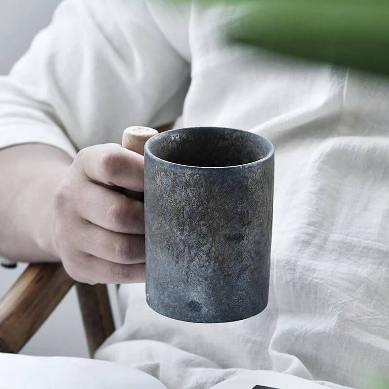 Grobkeramiktasse mit Holzhantel | Karnz