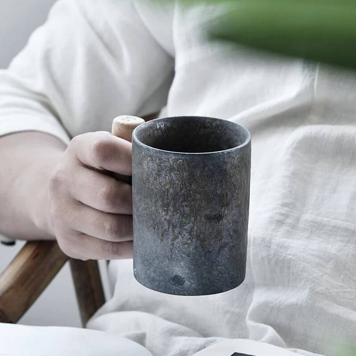 Grobkeramiktasse mit Holzhantel | Karnz