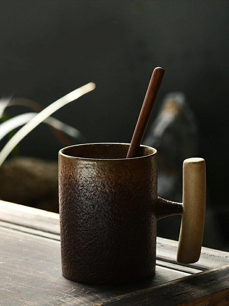 Grobkeramiktasse mit Holzhantel | Karnz