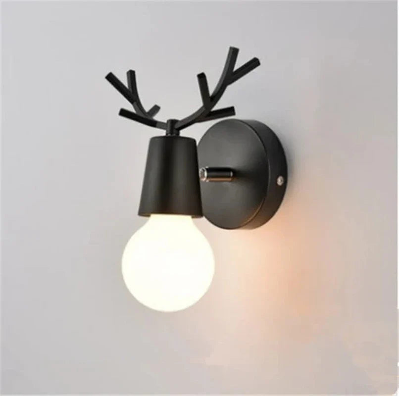 Moderne Geweih Wandleuchte – Holz und Metall LED Licht für Kinderzimmer & Wohnzimmer | Karnz