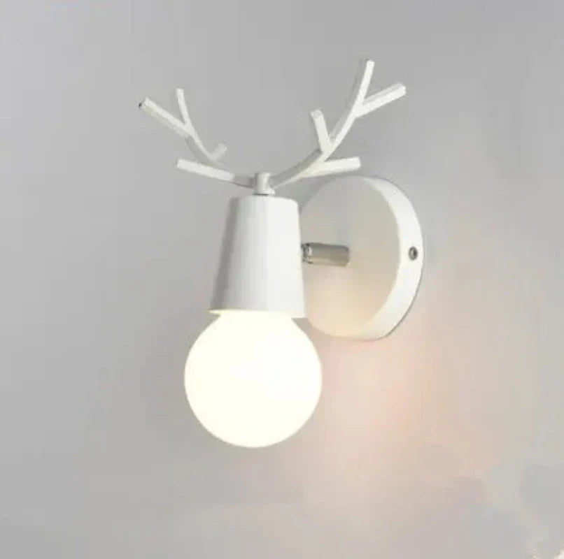 Moderne Geweih Wandleuchte – Holz und Metall LED Licht für Kinderzimmer & Wohnzimmer | Karnz