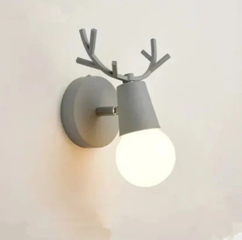 Moderne Geweih Wandleuchte – Holz und Metall LED Licht für Kinderzimmer & Wohnzimmer | Karnz