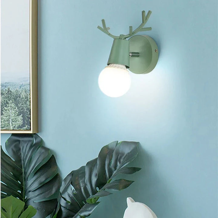 Moderne Geweih Wandleuchte – Holz und Metall LED Licht für Kinderzimmer & Wohnzimmer | Karnz