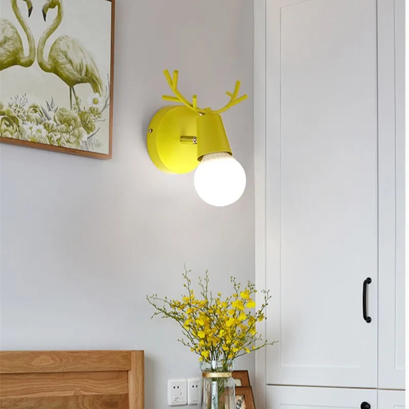 Moderne Geweih Wandleuchte – Holz und Metall LED Licht für Kinderzimmer & Wohnzimmer | Karnz