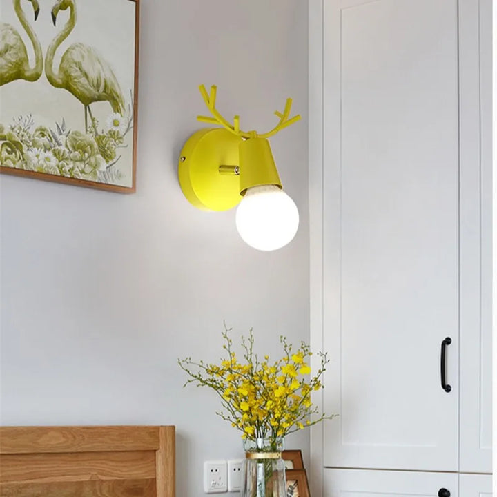 Moderne Geweih Wandleuchte – Holz und Metall LED Licht für Kinderzimmer & Wohnzimmer | Karnz