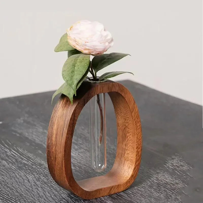 Handgefertigte nordische Holzrahmenvase mit klarem Glaseinsatz für minimalistische Blumenarrangements moderne skandinavische Wohnkultur