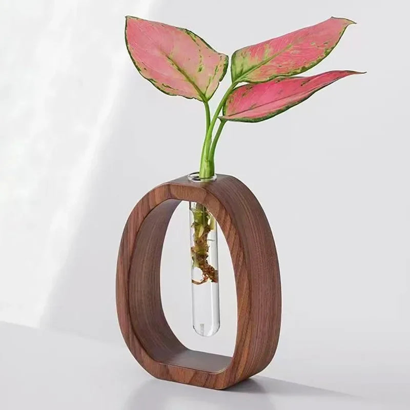 Handgefertigte nordische Holzrahmenvase mit klarem Glaseinsatz für minimalistische Blumenarrangements moderne skandinavische Wohnkultur