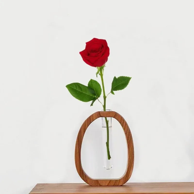 Handgefertigte nordische Holzrahmenvase mit klarem Glaseinsatz für minimalistische Blumenarrangements moderne skandinavische Wohnkultur