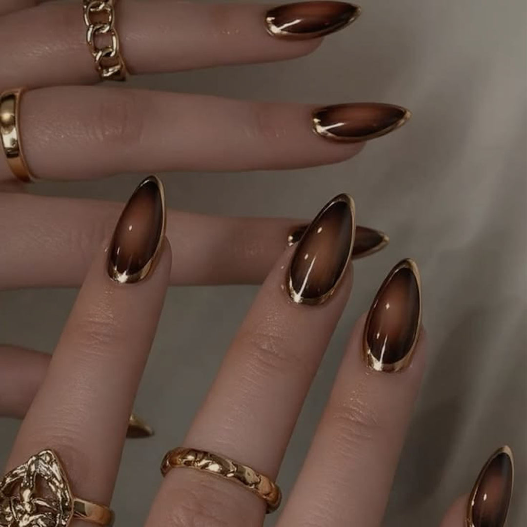Glamouröse Stiletto-Nägel mit elegantem Goldrand Karnz