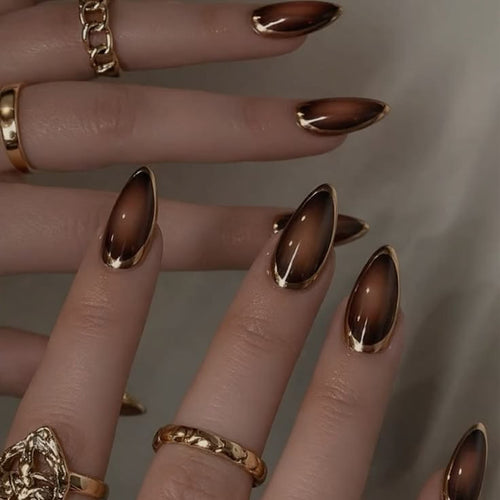 Glamouröse Stiletto-Nägel mit elegantem Goldrand Karnz