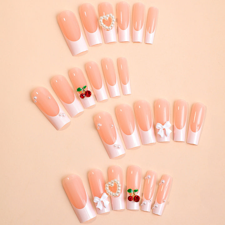 Kunstnagelset mit eleganten 3D-Verzierungen und Perlenakzenten Karnz