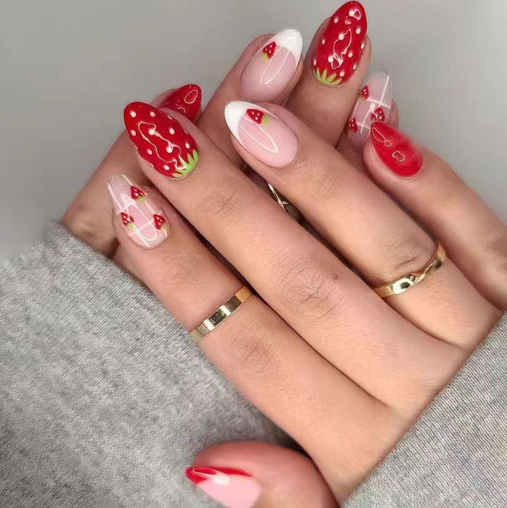 Erdbeer-Themen-Nagelkunst