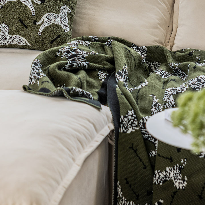 Flauschiges Zierkissen mit Tiermuster