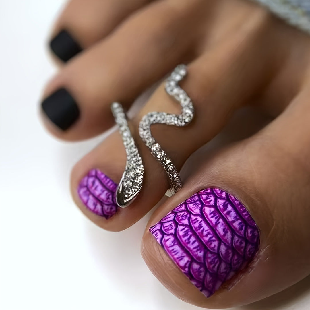 Kunstnägel mit Glamourösem Schlangenmotiv Karnz
