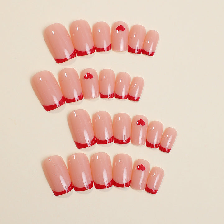 Kreatives Kunstnagelset mit Herzakzenten Karnz