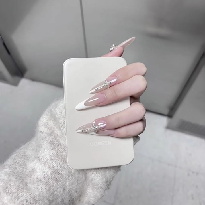 Luxus mit Strass akzentuierte Stiletto-Nagelverlängerungen