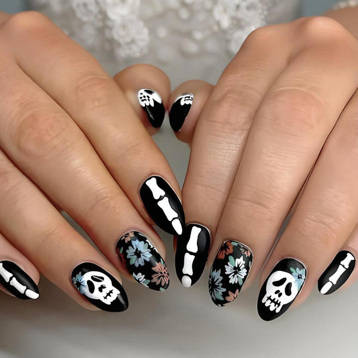 Kunstnagelset mit gruseligen Halloween-Motiven und floralen Verzierungen Karnz