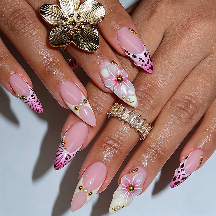 Kunstvolles Nagelset mit floralen Akzenten Karnz