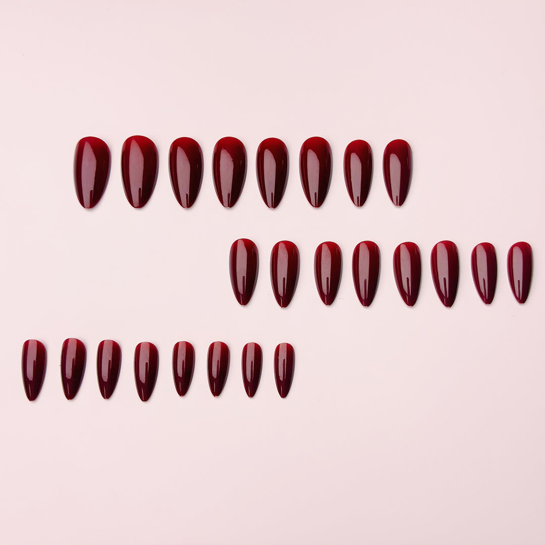 Kunstnägel mit Glänzendem Stiletto-Design Karnz