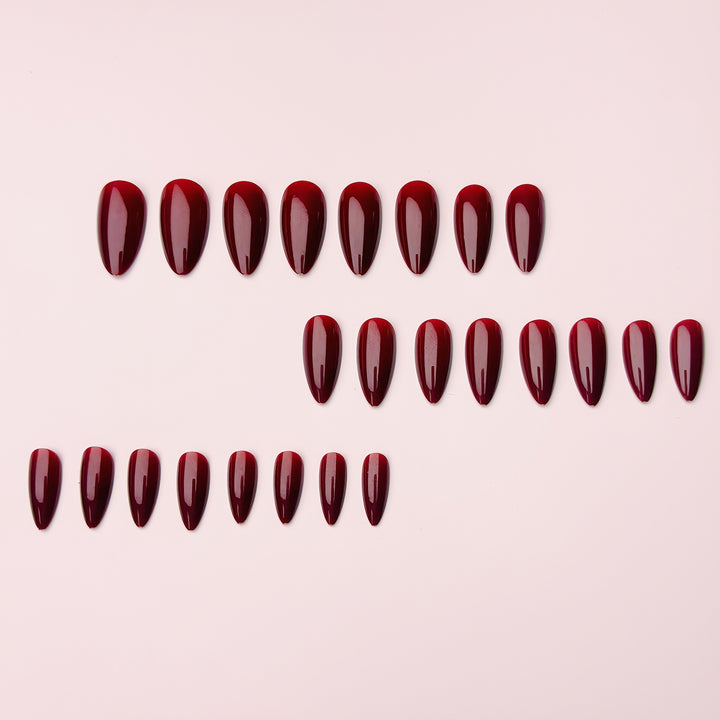 Kunstnägel mit Glänzendem Stiletto-Design Karnz