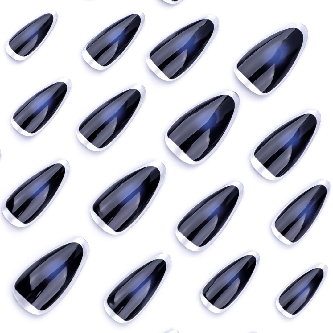Kunstvolle Stiletto-Nägel mit Glamourösem Metallic-Finish Karnz