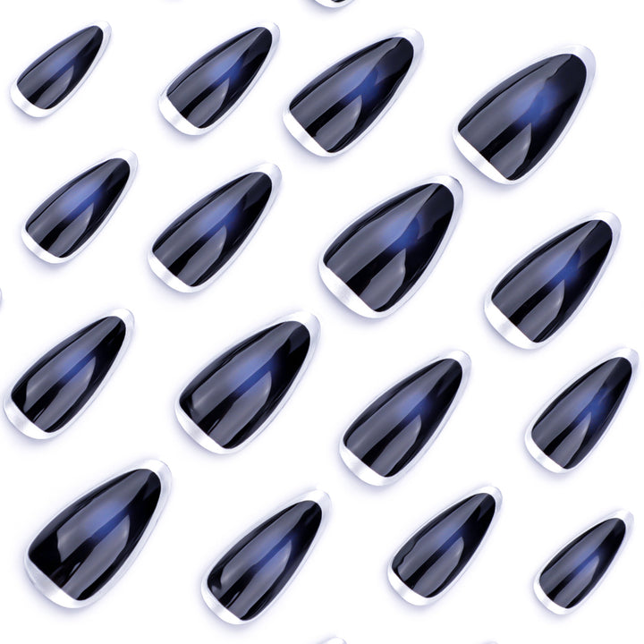 Kunstvolle Stiletto-Nägel mit Glamourösem Metallic-Finish Karnz