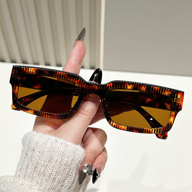 Damen stylische Sonnenbrille mit strukturiertem Rahmen Karnz