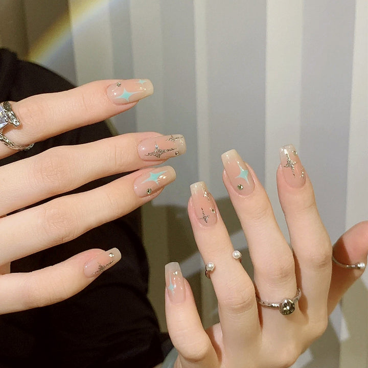Kunstnagelset mit funkelnden Sternen- und Glitzerelementen Karnz