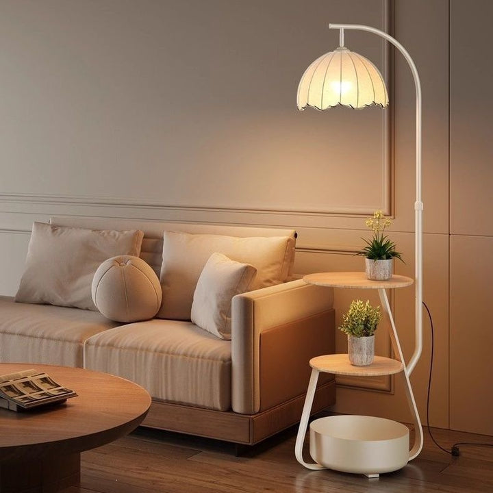 Moderne Stehlampe mit Regalen