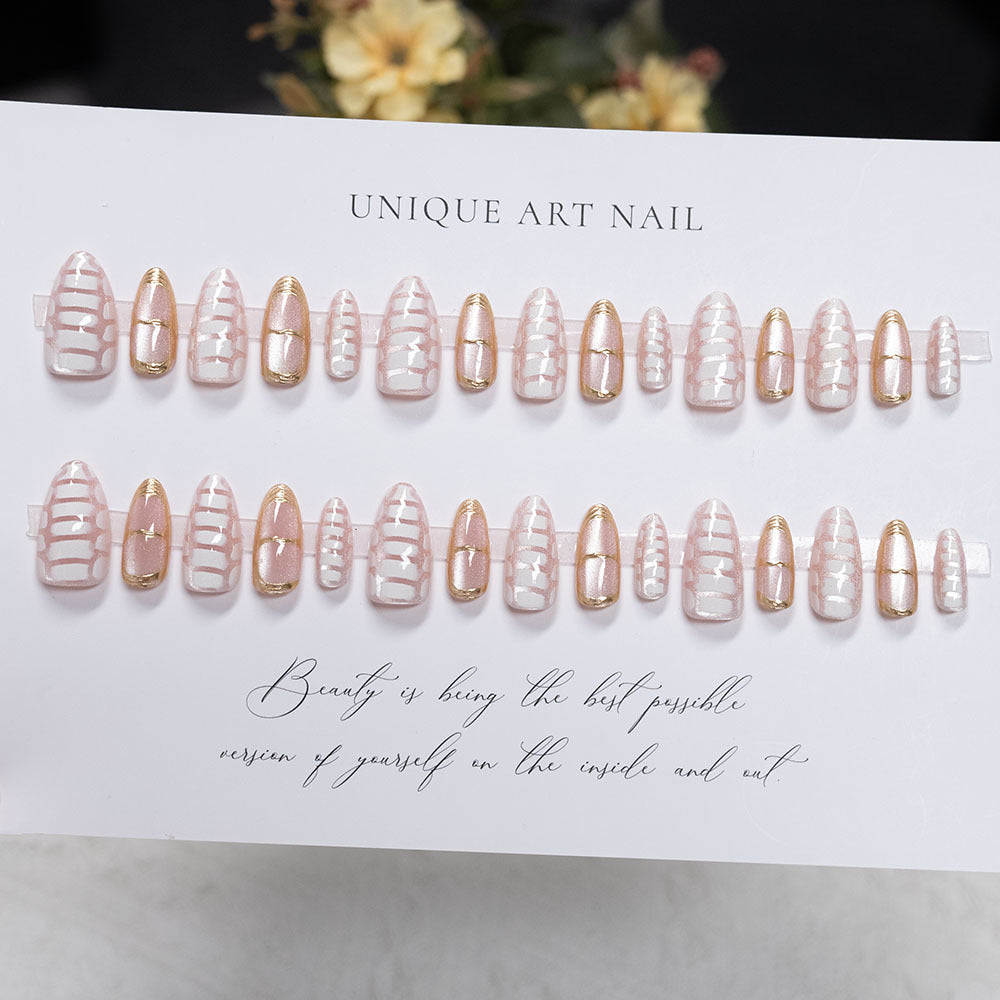 Elegantes Press-On Nagelkunstset mit goldenen Akzenten