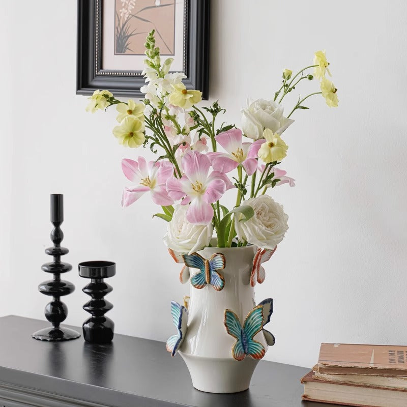 Dekorative Blumenvase mit Schmetterlingen Karnz