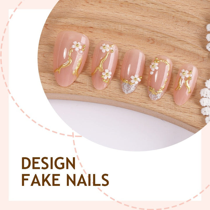 Kreatives Kunstnagelset mit zarter Blumendekoration und Glitzerelementen Karnz