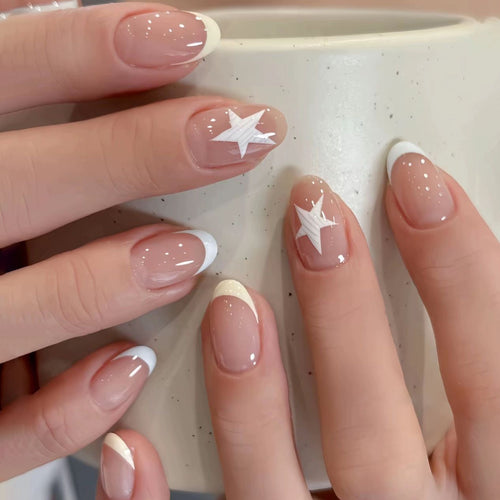 Elegante Kunstnägel mit klassischem French-Tip und detailreichem Sternenmotiv Karnz