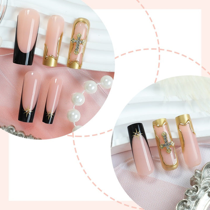 Kunstnagelset mit elegantem Schwarz-Blush-Design und 3D-Akzenten Karnz