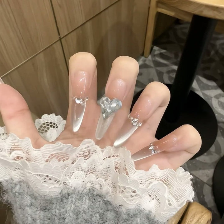 Kunstnagelset mit edlen Spitzen und Kristallakzenten Karnz