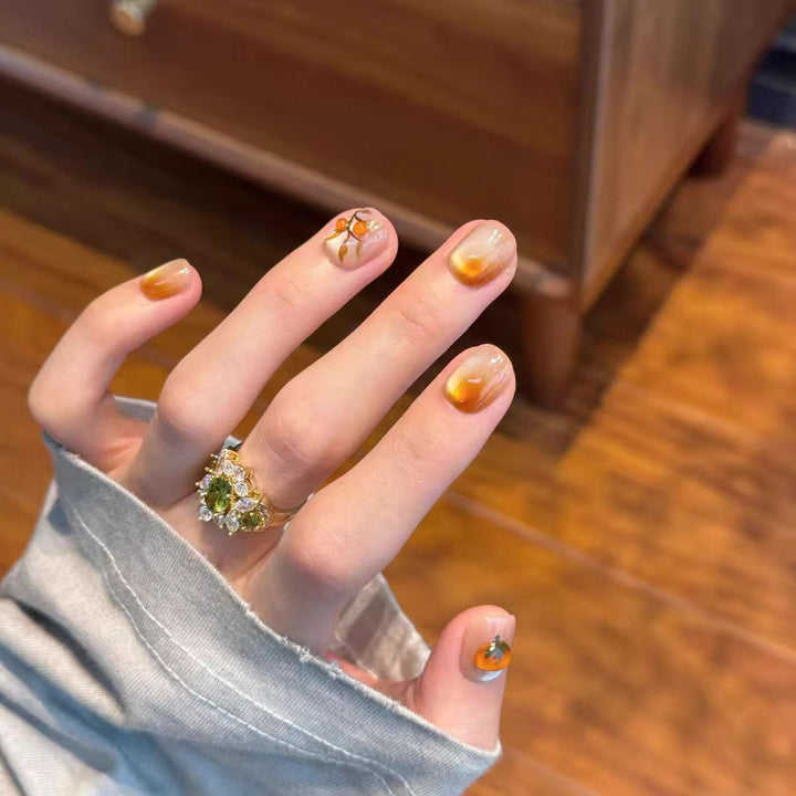 Kunstnägel mit Elegantem Ombre-Effekt und Floralen Akzenten Karnz