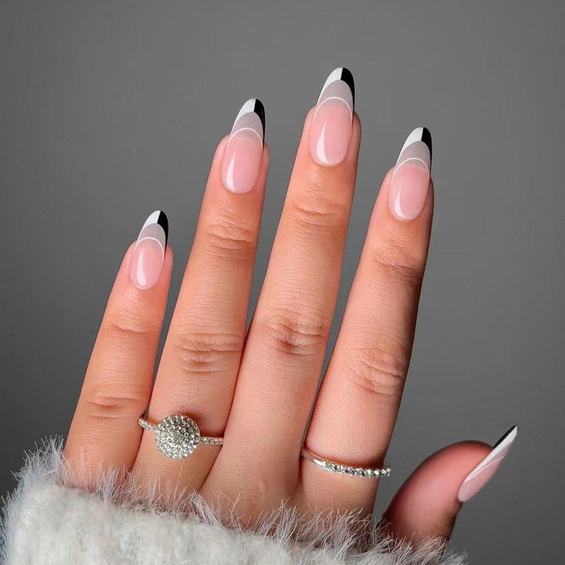 Künstliche Nagelkunst mit modernem French-Tip Design Karnz