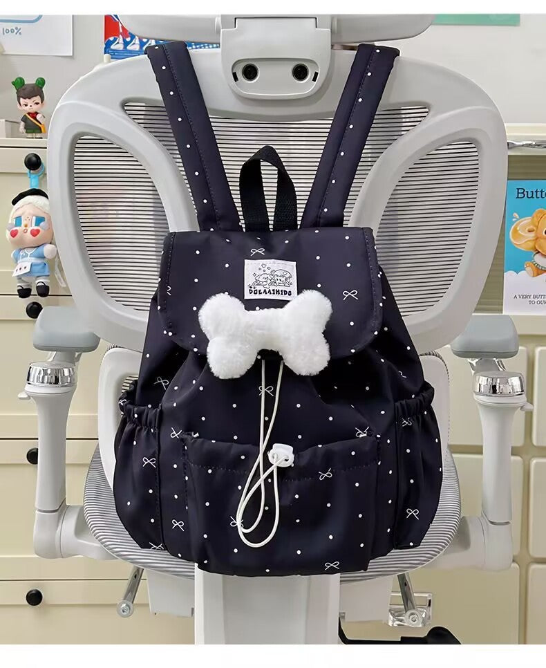 Verspielt gepunkteter Mini-Rucksack
