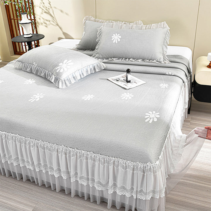 Eleganter Steppbettüberwurf mit Spitzen-Volant und Gebirgsjacquard