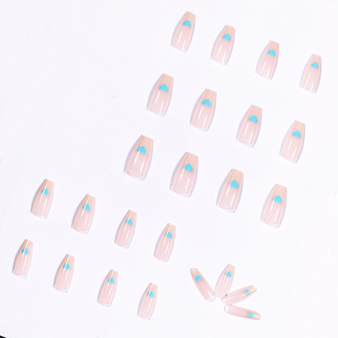 Kunstvolle Nailart mit Herzmotiven Karnz